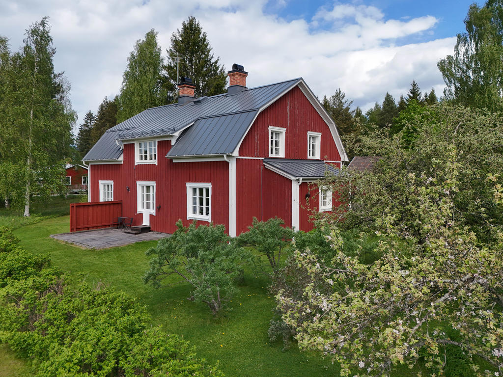 Fasad i soligt sydvästläge med uteplats. Utgång från lägenheten på entréplan. 