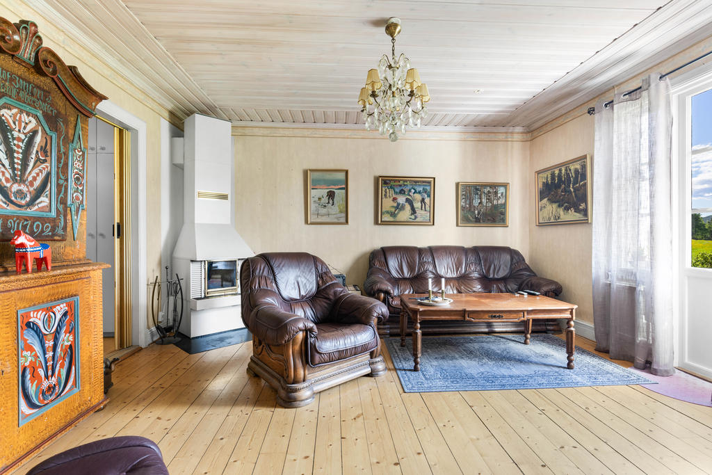 Lgh BV: Vardagsrum med fungerande kamin med inbyggd fläkt.  