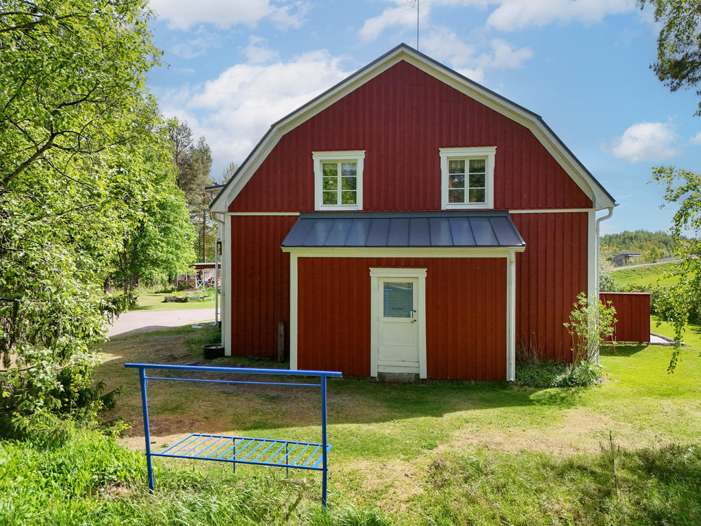 Fasad i väst med utgång från grovis innanför tvättstuga. 