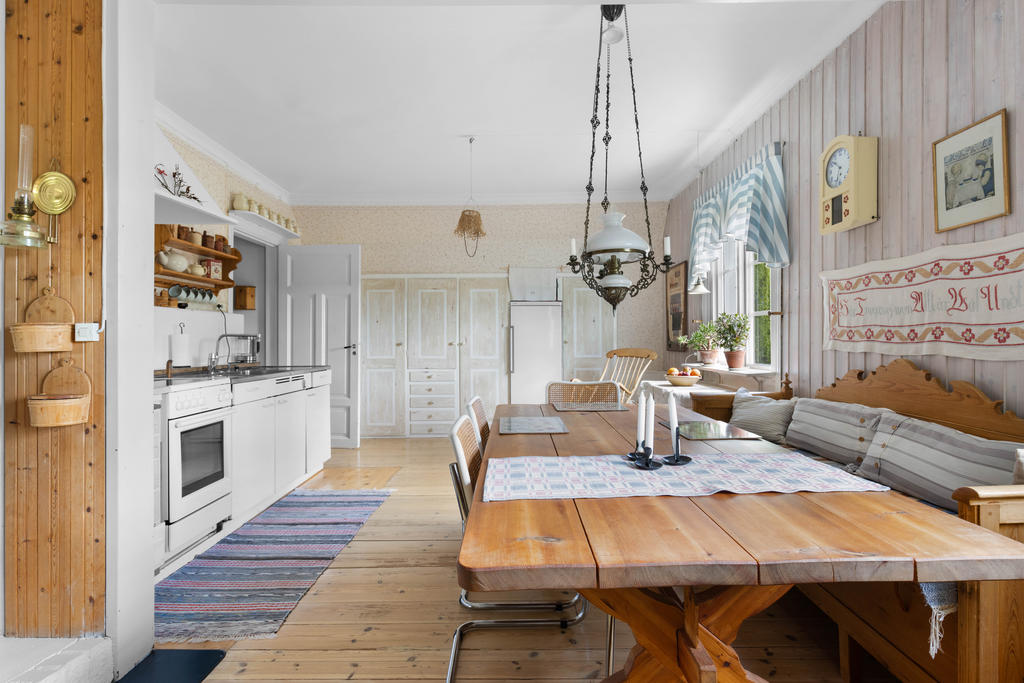 Lgh ÖV: Kök med plats för stort matbord. 