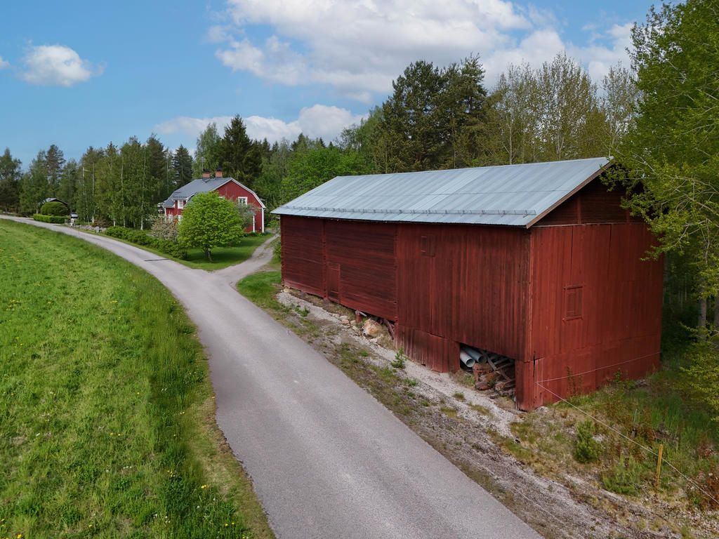 Byvägen som leder in till fastigheten. Ladan på höger sida om vägen tillhör EJ fastigheten. 