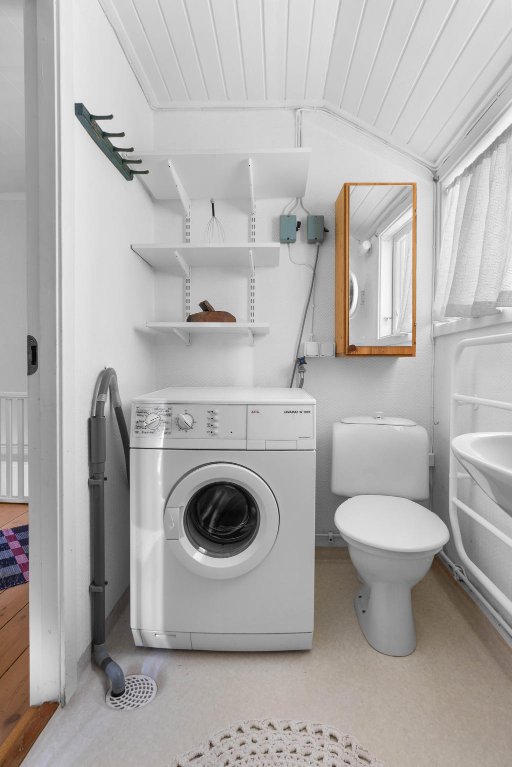 Lgh ÖV: Toalett och tvättmaskin i duschrum.