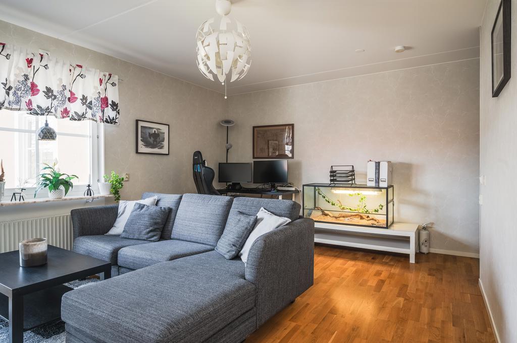 Här ryms både soffa och skrivbord