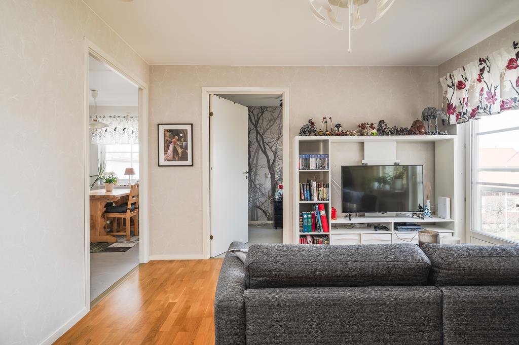 Vy mot kök och sovrum från vardagsrummet