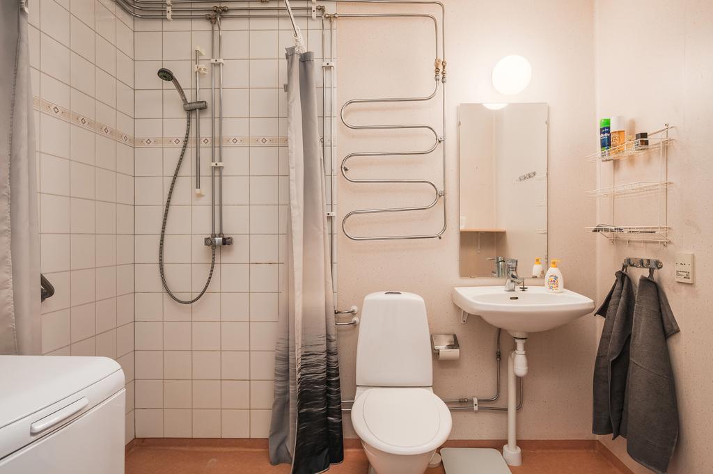 Stort badrum med tvättmaskin