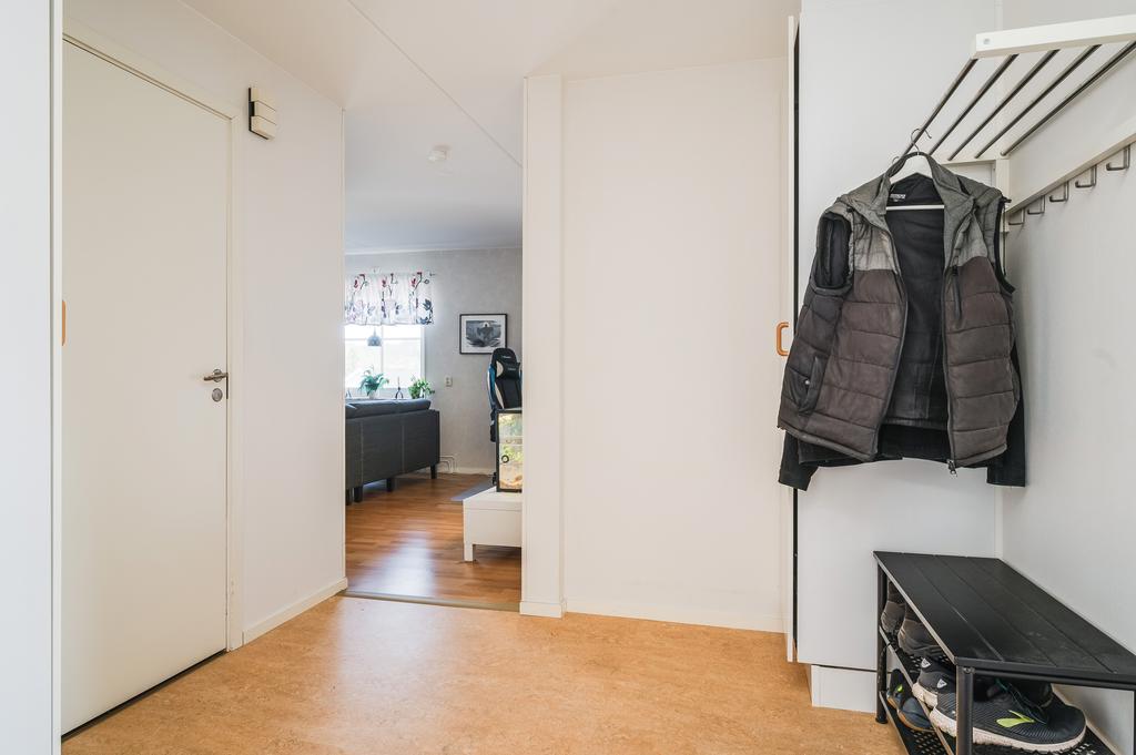 Vy mot vardagsrummet från hallen
