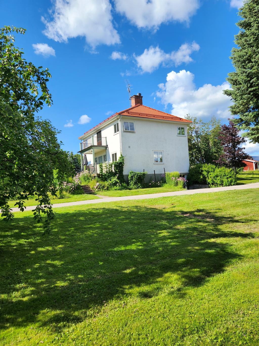 Kyrkbyvägen 14 - Säljarens sommarbilder 