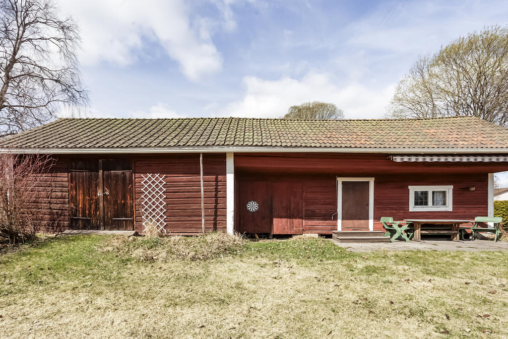 Uthus med möjlighet att inreda sommarrum eller ha logfest till midsommar