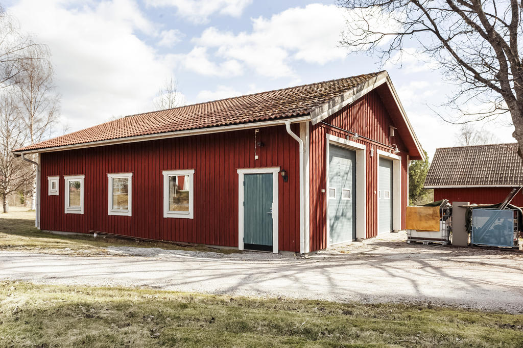Garage med stora portar för traktor och maskiner