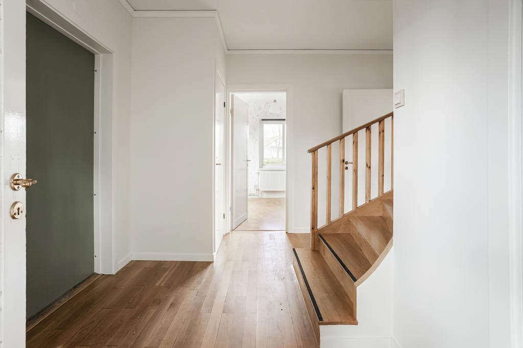 Hall med gästwc och gästrum intill