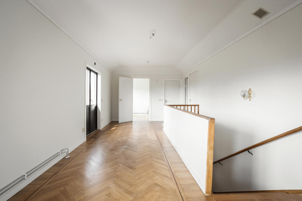 Hela bostaden har ljusa och renoverade materialval.