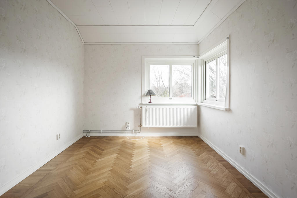 Sovrum med fint ljusinsläpp från de fina gavelfönstren