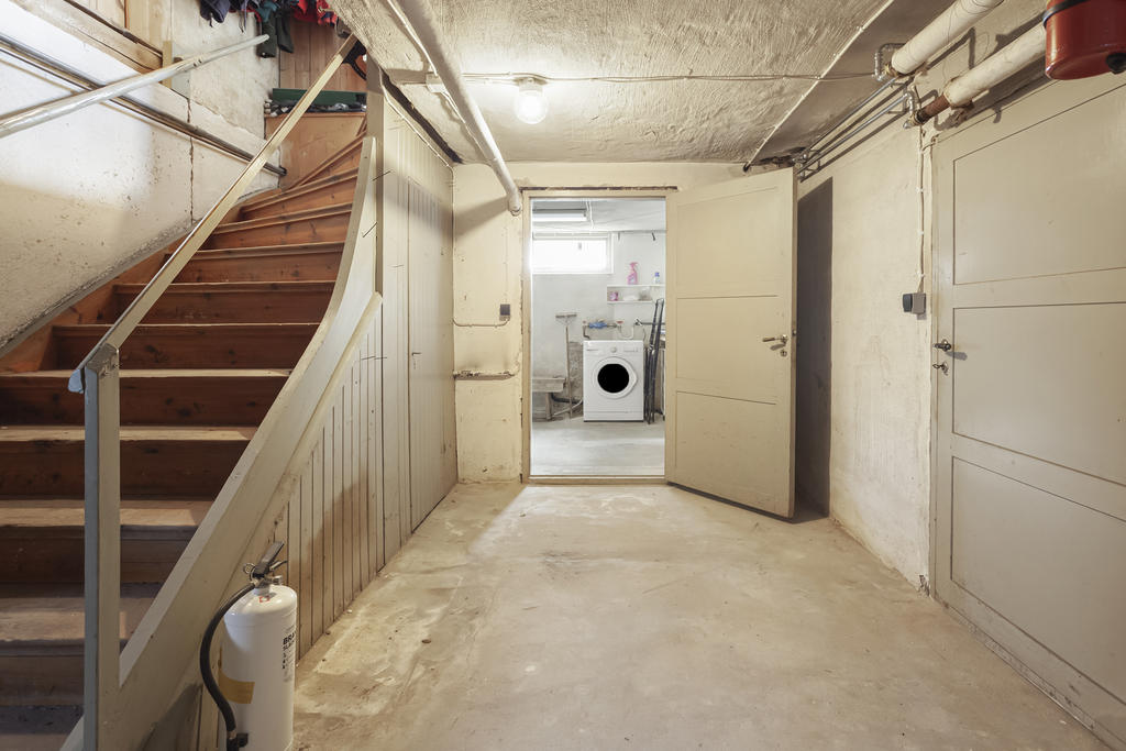 Källaren har matkällare, tvättstuga, förvaring, pannrum och garage