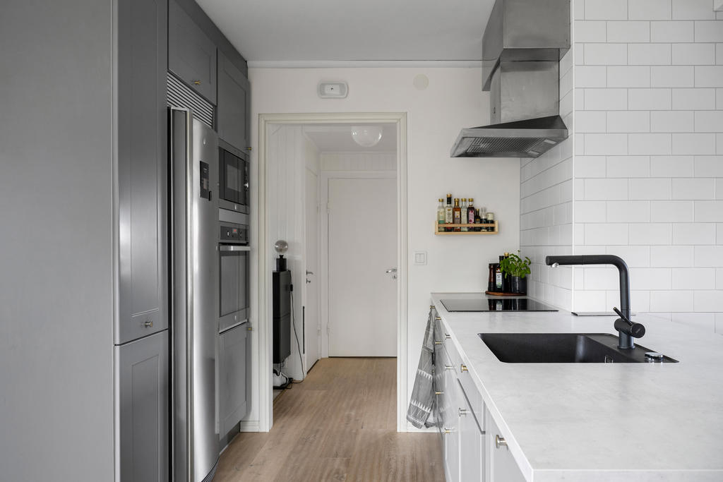 Vy från kök mot hall