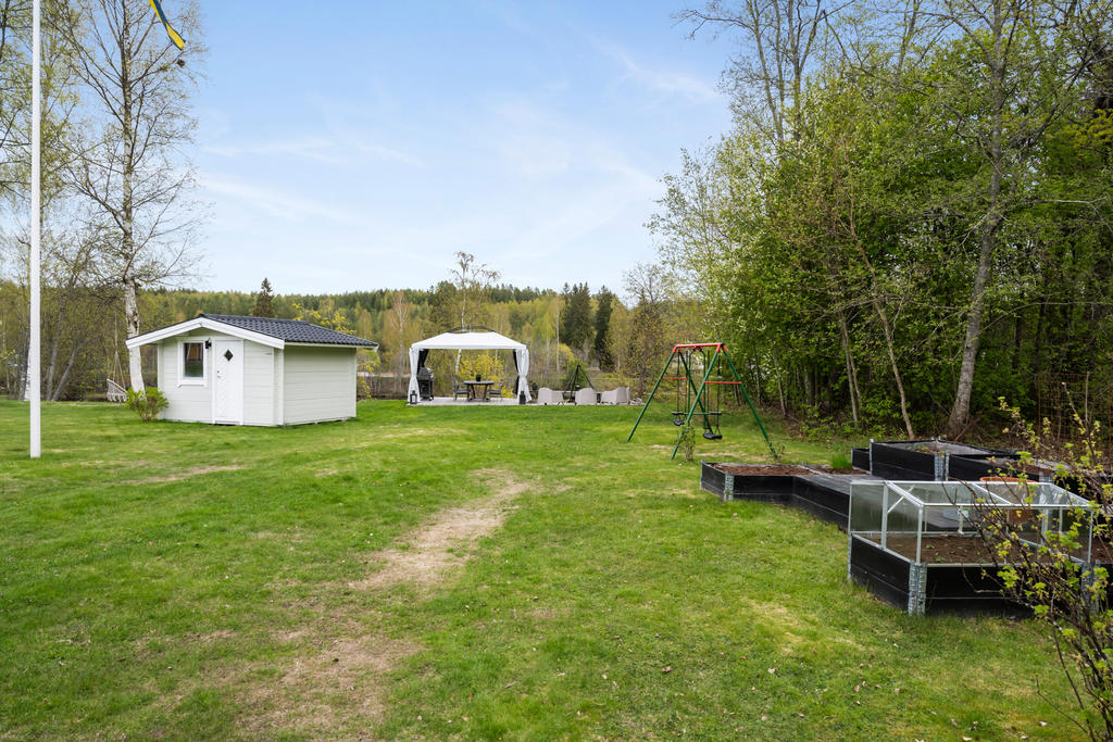 Vy över tomten och friggeboden
