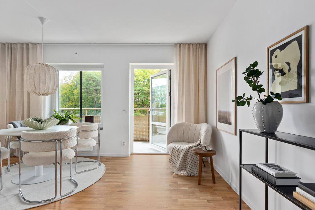 Balkongen nås från allrummet.