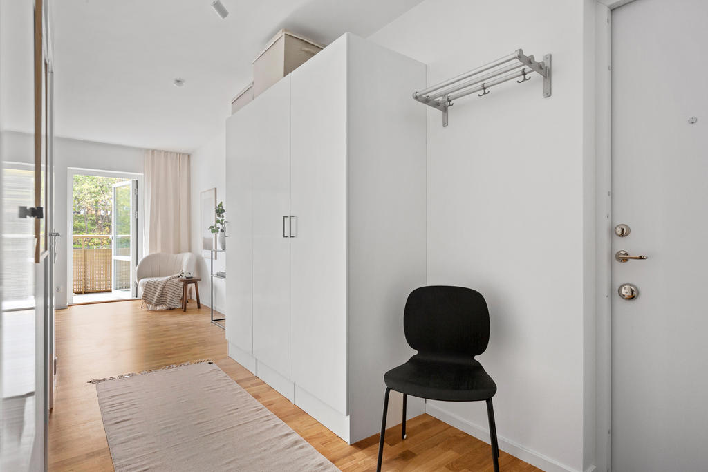 Bra hall med separat förråd samt garderober och plats för avhängning.