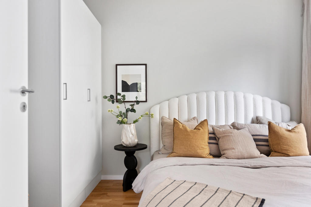 Ljust, rogivande sovrum.