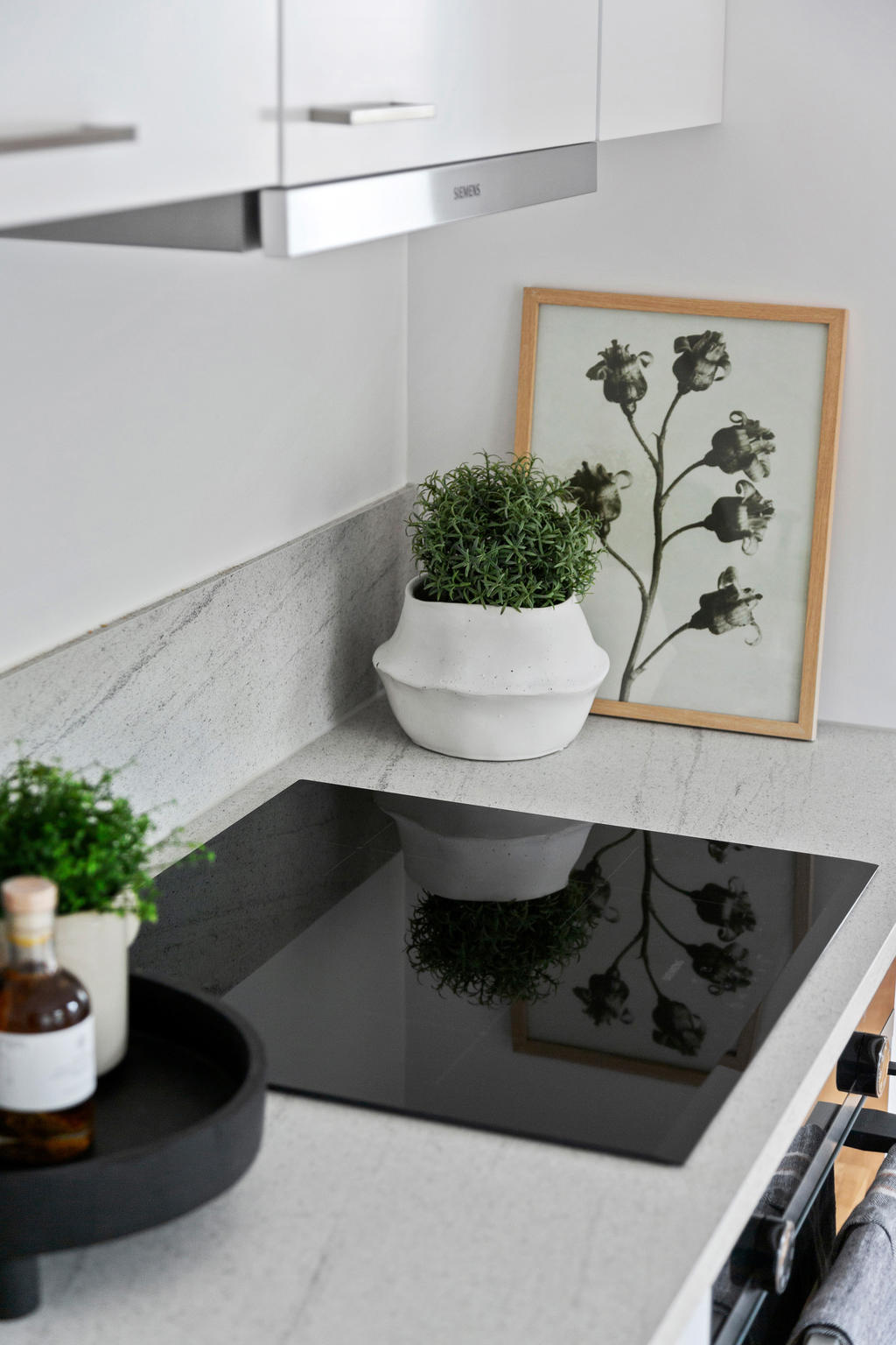 Induktionshäll infälld i en ljus bänkskiva.