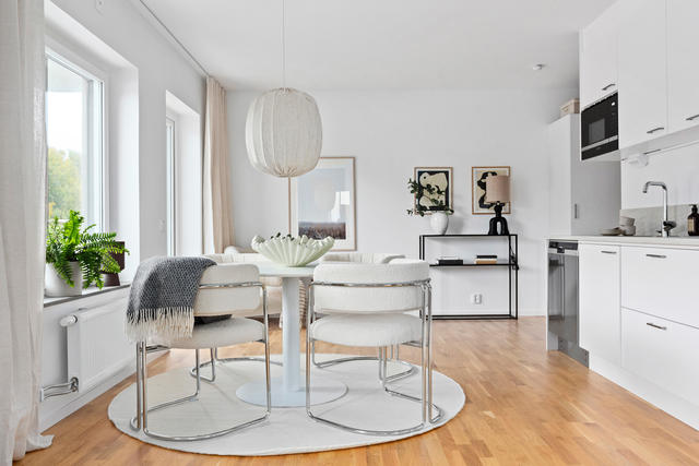 Gott om plats för stor matgrupp.