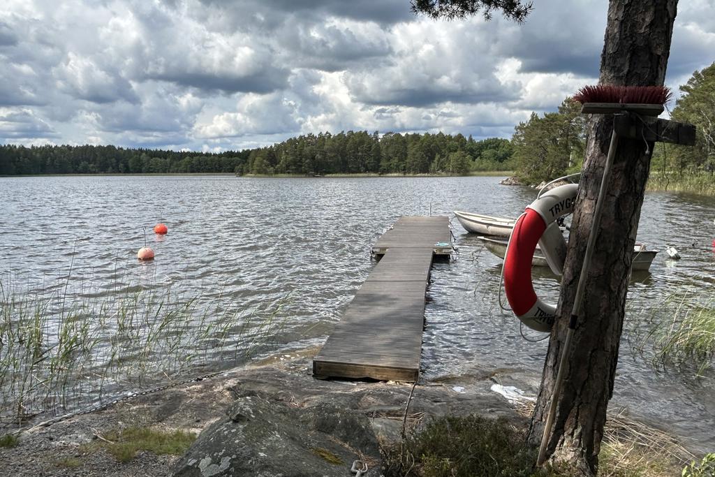 Del i bad- och båtbrygga inom 150 m.