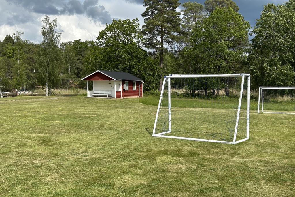 Bollplan och bastu vid badet