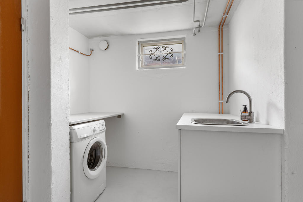 KÄLLARE: Tvättstuga med tvättbänk och tvättmaskin
