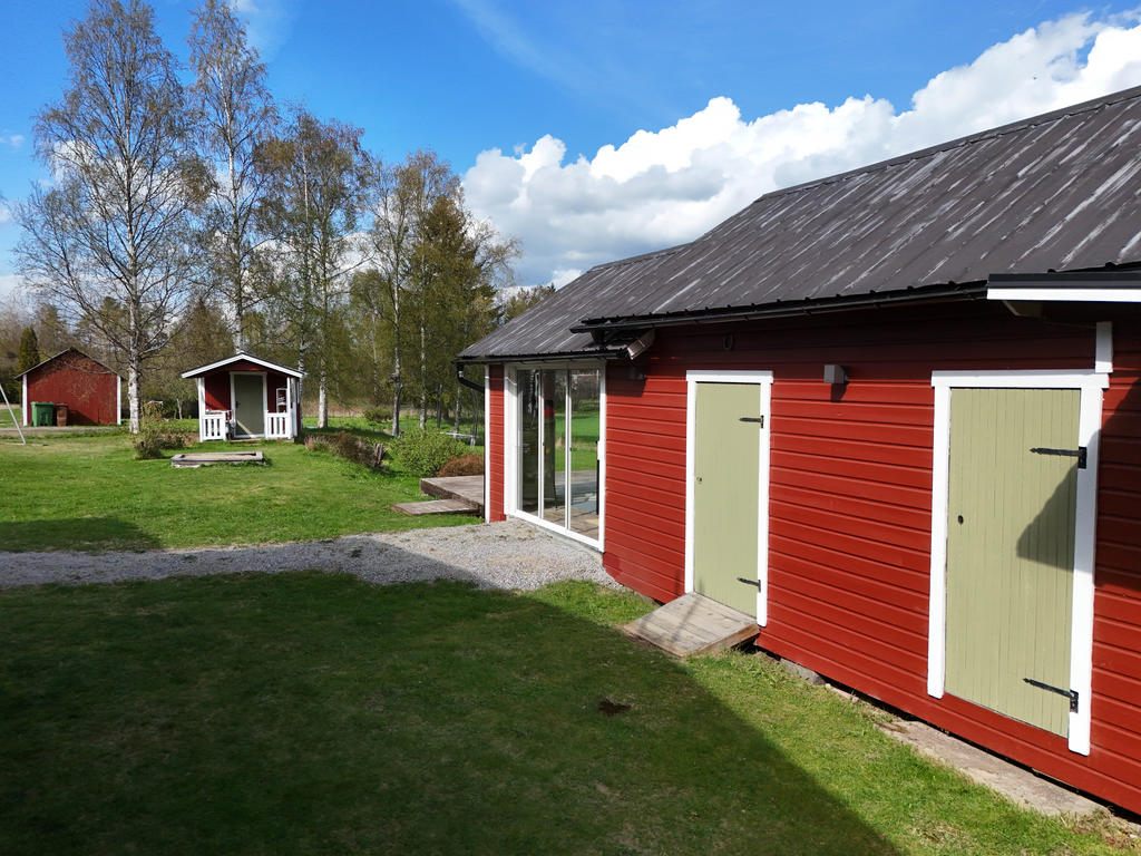 Uthus med förråd, uterum och uteplats
