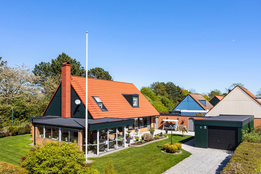 Friliggande villa med garage och uterum
