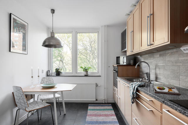 Rymligt och stilrent kök med gott om både förvaring och arbetsyta 
