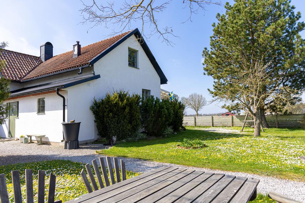 Bostadshus och trädgård