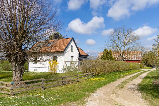 Bostadshus och ladugård