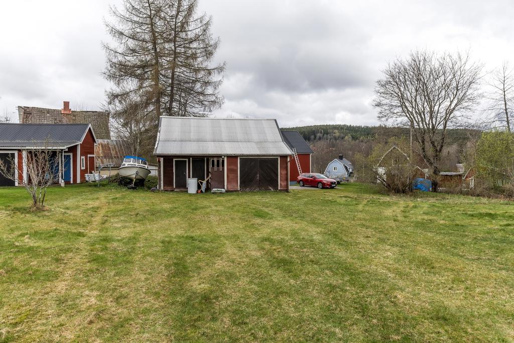 Förråd och garage.