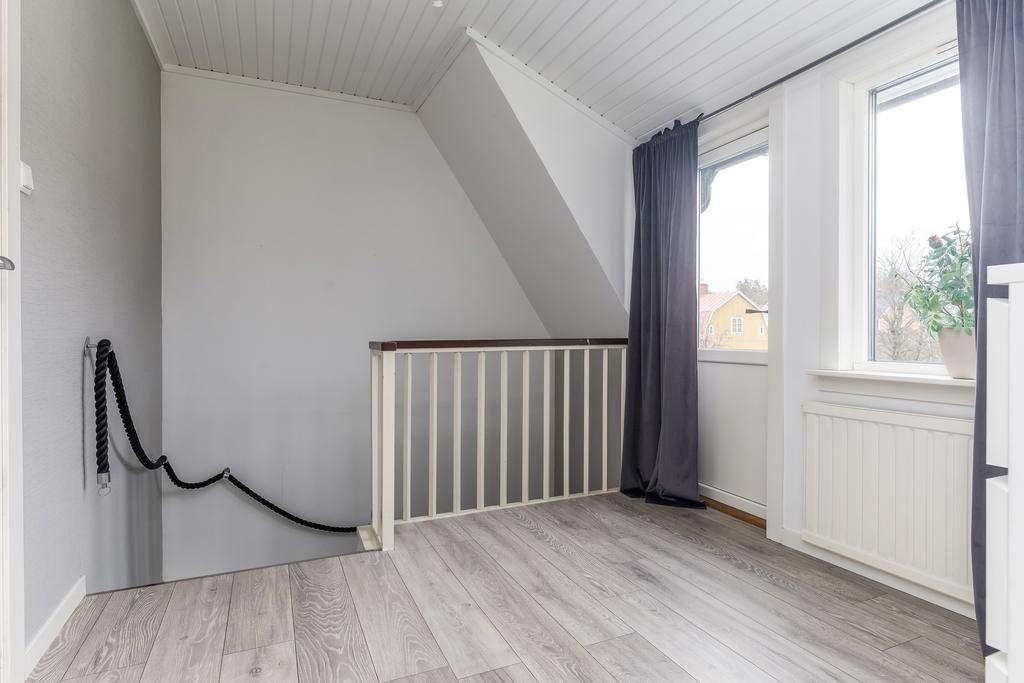 Hall övervåning med utgång till balkong