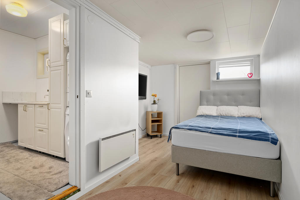 Sovrum med utgång ut och ingång till garaget.