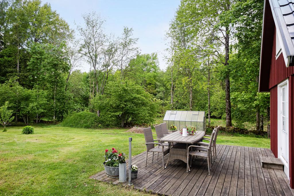 Här sitter man många sommarkvällar och njuter av lugnet.