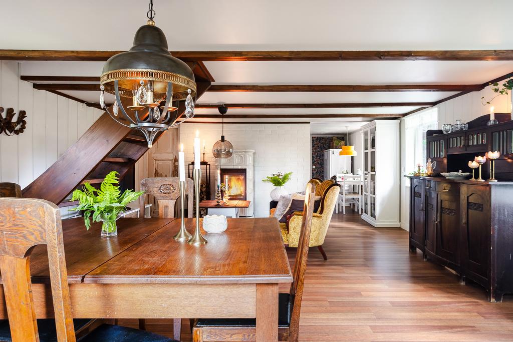 Vardagsrummet har plats för både matbord och soffa.