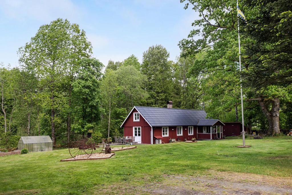 Stor trädgård med otroligt många möjligheter.