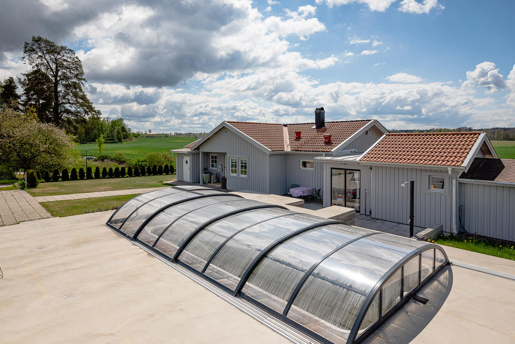 Härlig innergård med pool, soldeck runtom och utedusch