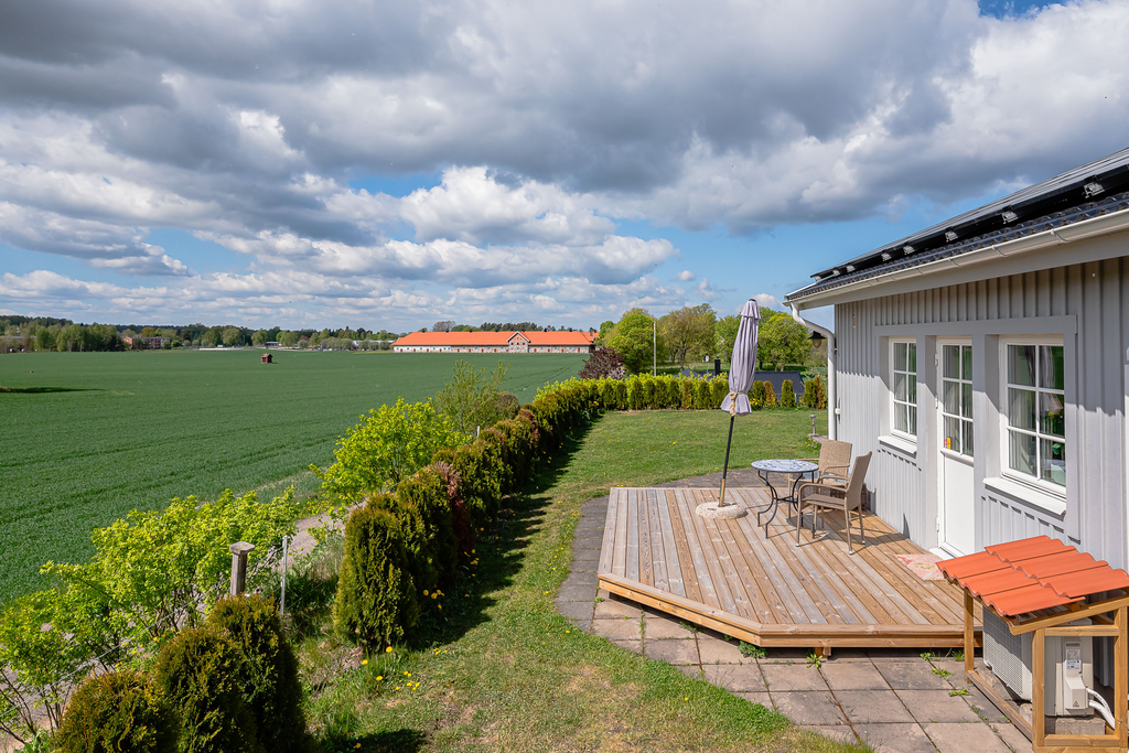 Uteplats på baksidan med utsikt över landskapet