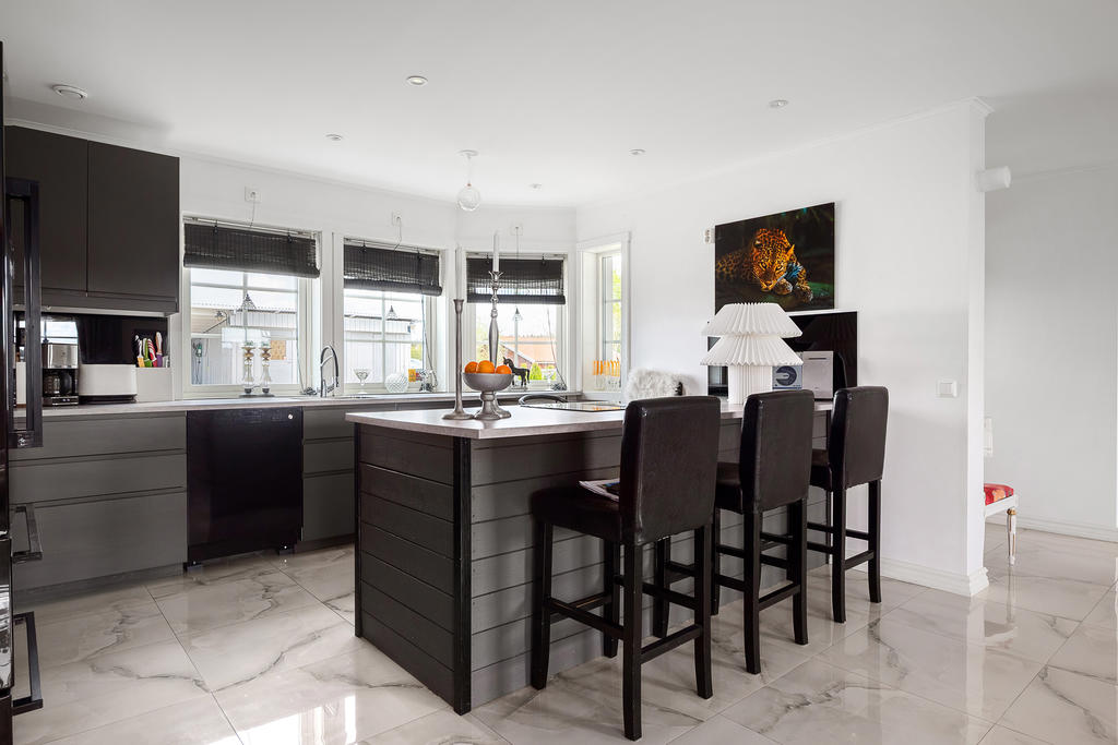 Modernt kök med köksö