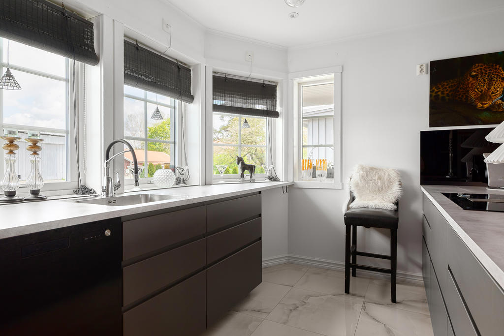 Gott om bänkytor och förvaring