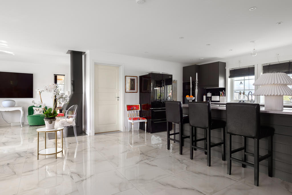 Öppet mot vardagsrum och dörr till genomgång mot gästrum och uteplatser