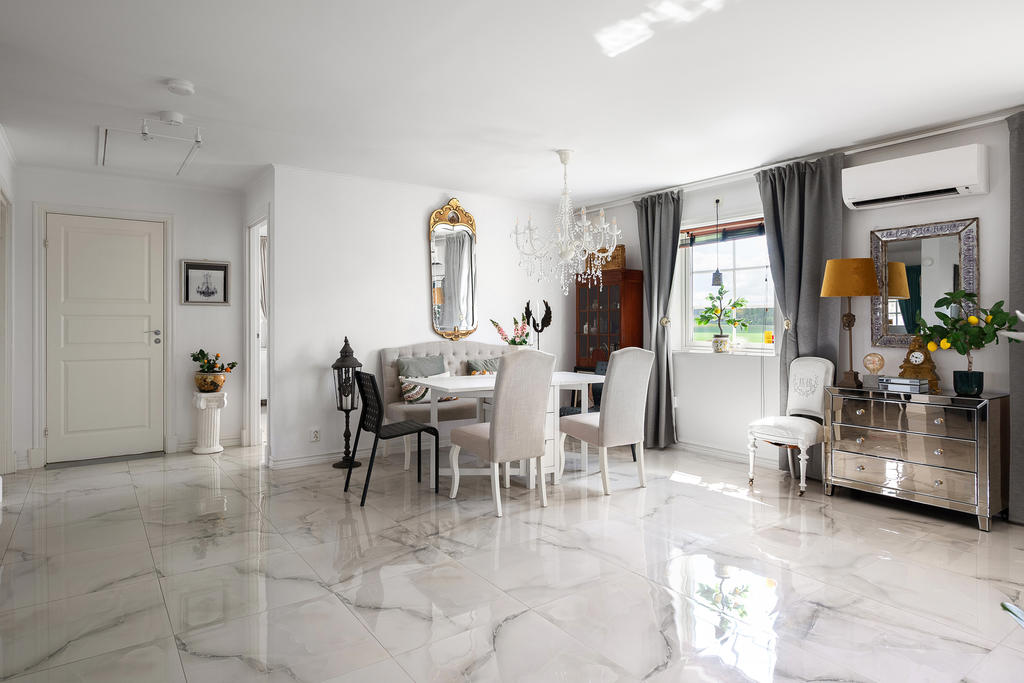 Matplats och dörrar till sovrum och tvättstuga