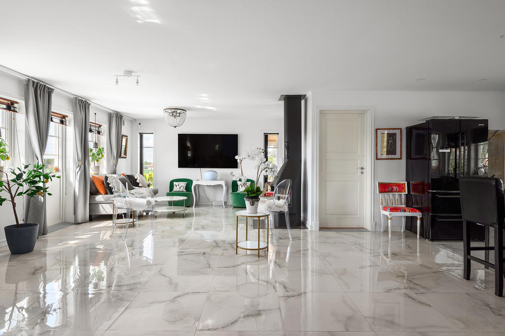 Ljusa ytskikt i hela huset - vattenburen golvvärme