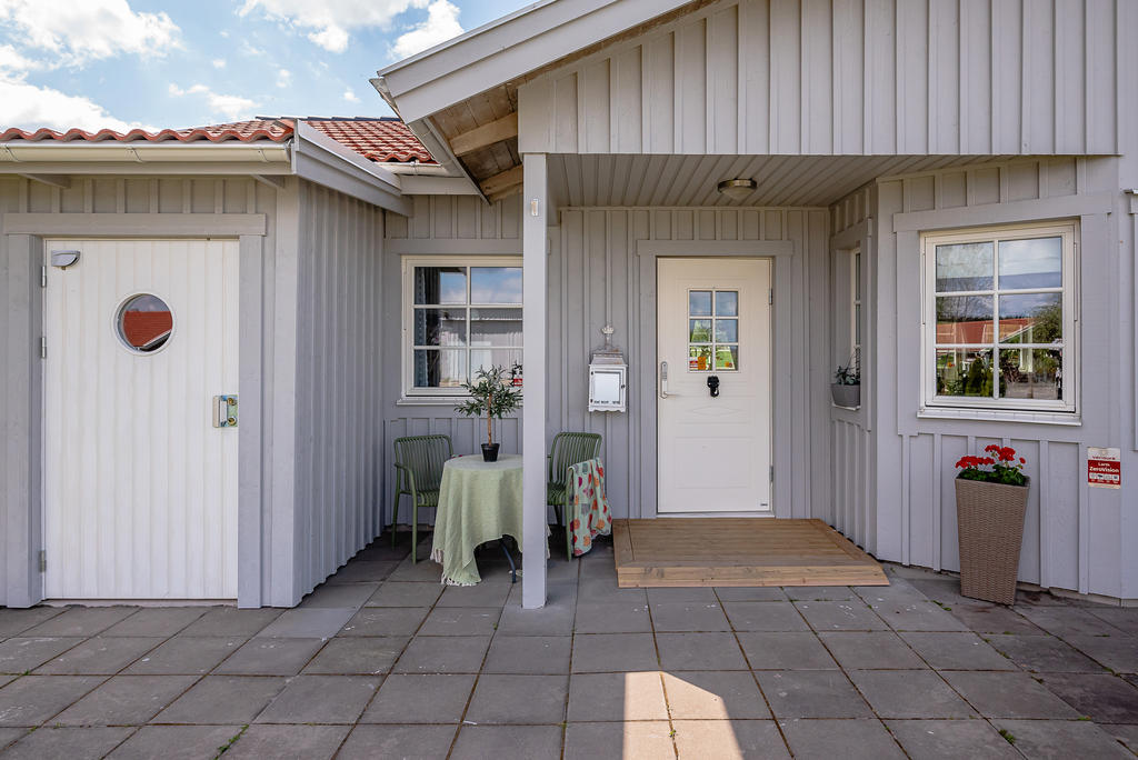 Entré och tillbyggt isolerat förråd