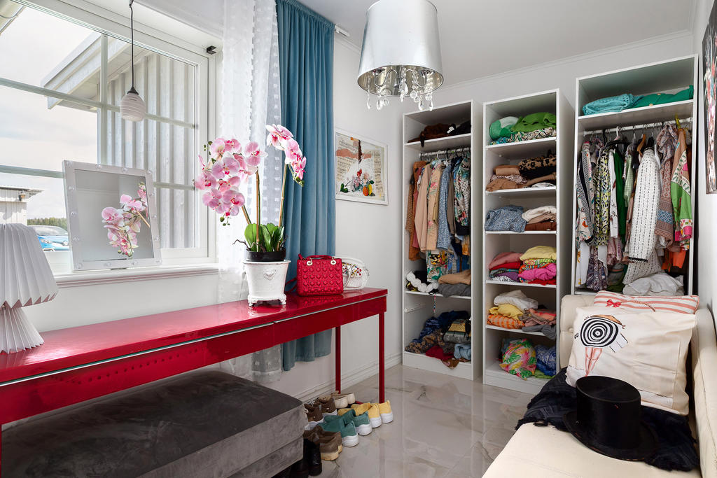 Sovrum 1/Walk-in-closet