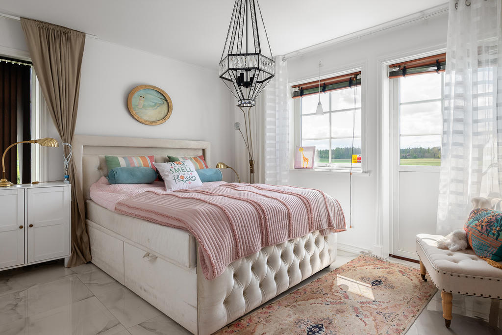 Sovrum 2 med dörr till uteplats