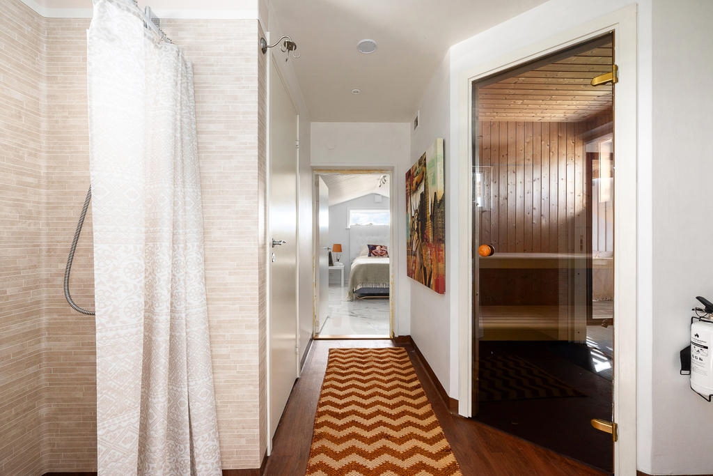 Gästavdelning med duschrum, toalett och bastu invid