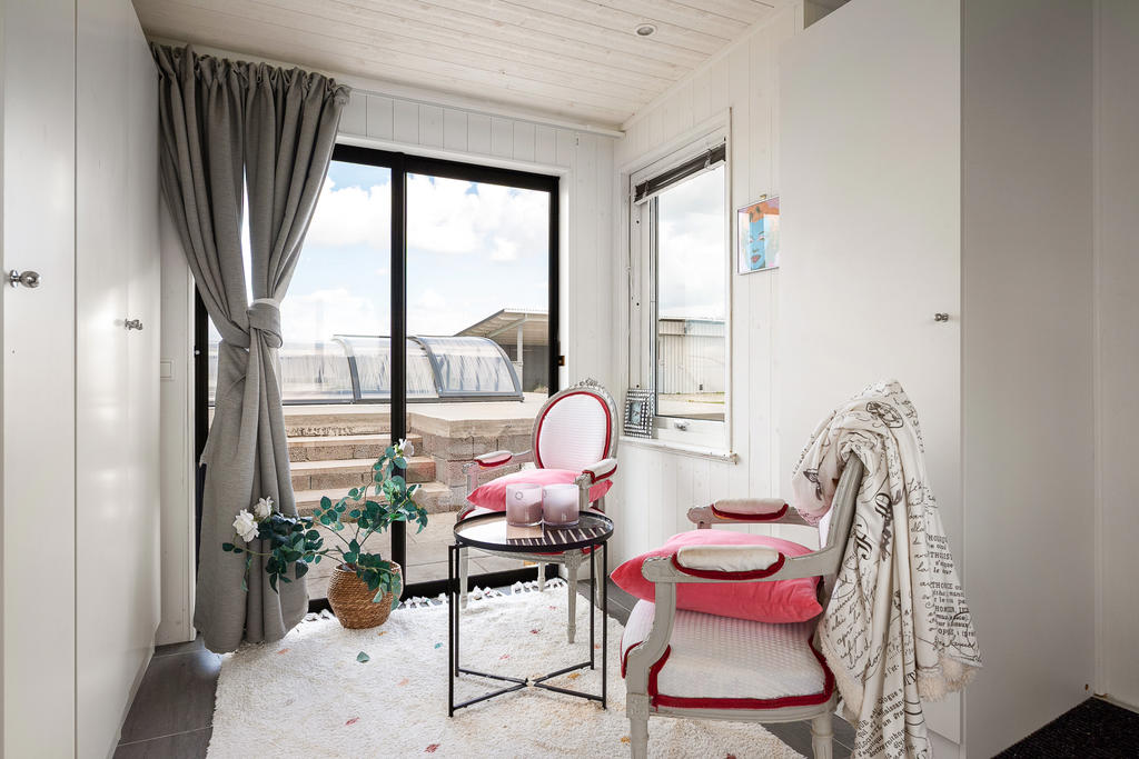 Inglasat rum med utgång mot pool